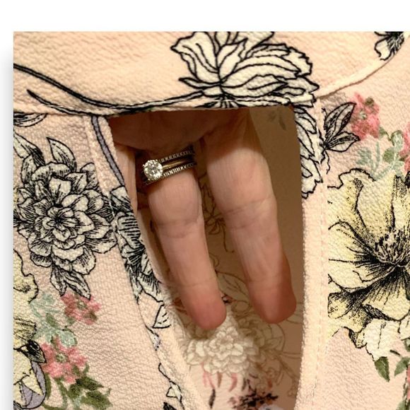 Urban Romantics Cutout Neckline Flutter Sleeved Cream Pink Top S (A-015) - Picture 3 of 6